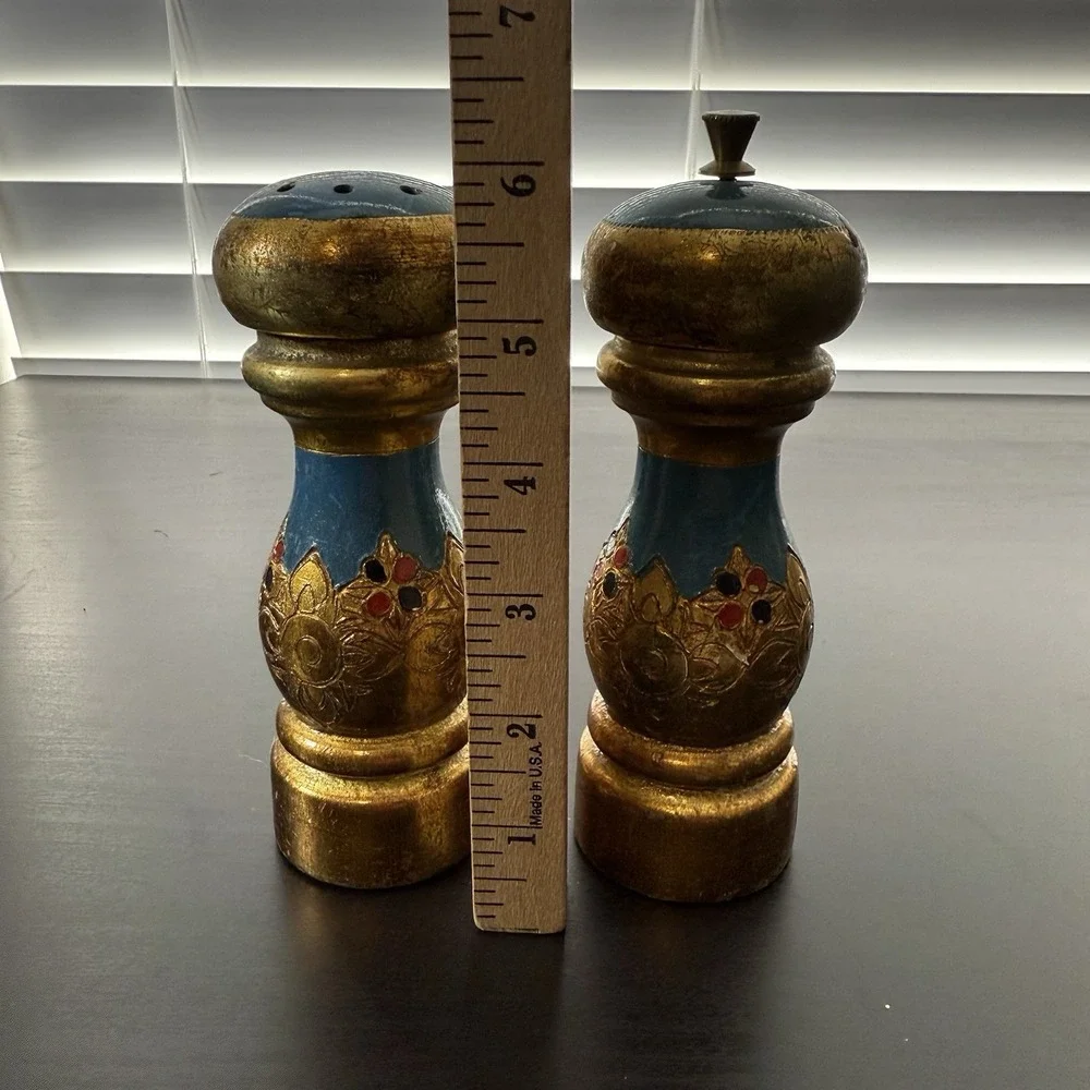 Vintage 2 Resin/Plastic ITALY Salt & Pepper Shakers Ornate Detail Blue‎ Gold
